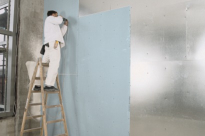 Montaż ściany bezpieczeństwa z wkładem z ocynkowanej blachy stalowej